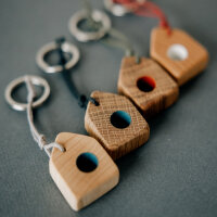 Schlüsselanhänger Holz Eiche mit farbigem Loch